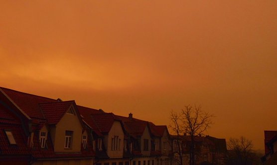 Himmel am Silvesterabend &uuml;ber Nordhausen (Foto: Bernd Thielbeer)