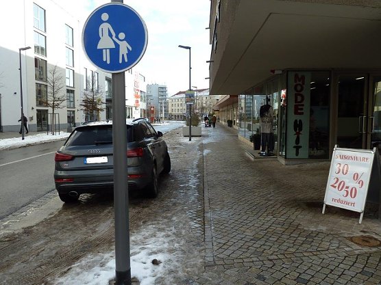 Warum wird der Fu&szlig;weg nicht vom Schnee befreit? (Foto: G. Hesse)