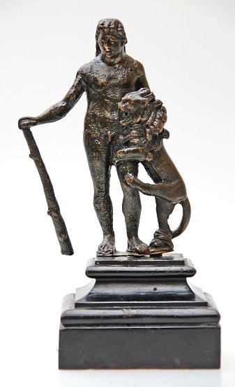 Herakles und der Nemeische L&ouml;we, r&ouml;mische Bronzestatuette, 2. oder 3. Jh. n. Chr. (Foto: Pressestelle Stadt Nordhausen)