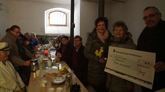 Spende &uuml;bergeben (Foto: nnz)