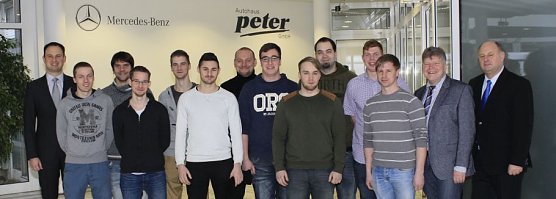 Seit Montag sind elf Mechatroniker Mitarbeiter in den H&auml;usern der Autohaus-Peter-Gruppe. Die Gesch&auml;ftsf&uuml;hrer Andreas und Helmut Peter (au&szlig;en) sowie Ausbildungsleiter Achit T&ouml;lle begr&uuml;&szlig;ten sie im Peter-Team. (Foto: Autohaus Peter)