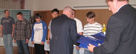 Europass &uuml;berreicht (Foto: FAV)