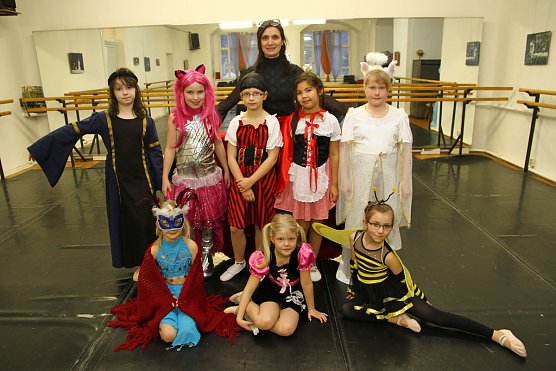 Kost&uuml;mball im Ballettstudio (Foto: G&uuml;nter Herting)