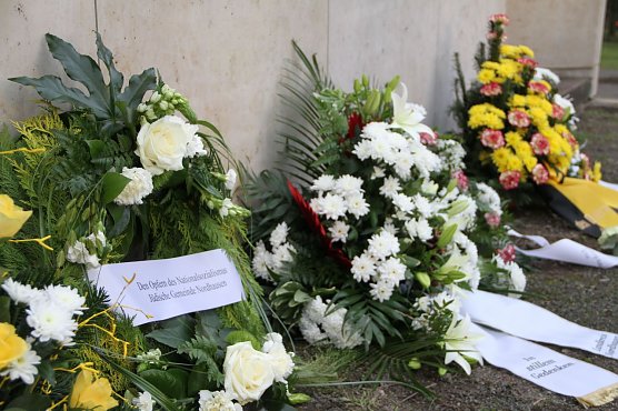 Kranzniederlegung und Gedenken an die Opfer des Nationalsozialismus auf dem Nordh&auml;user Ehrenfriedhof (Foto: Angelo Glashagel)