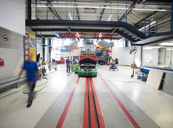In der ADAC Crash-Anlage wird der gr&uuml;ne Honda Civic f&uuml;r den neuen Kompatibilit&auml;tstest vorbereitet. (Foto: ADAC)