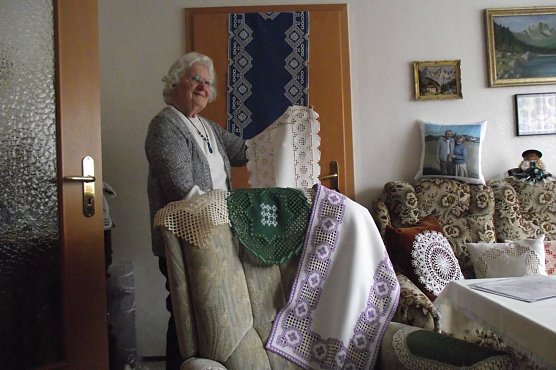 Lotte Dettmann mit ihren gestickten Kunstwerken. (Foto: Kurt Frank)