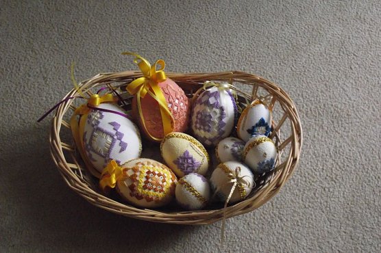 Auch Eier lassen sich kunstvoll umh&auml;keln. (Foto: Kurt Frank)