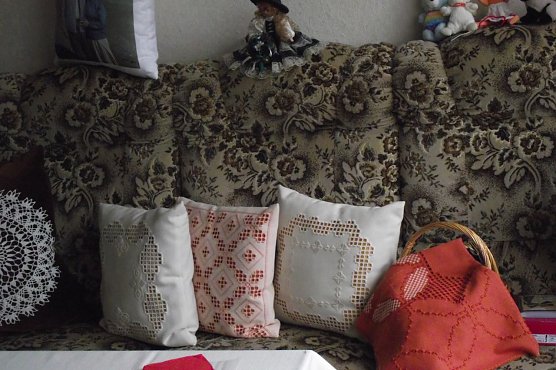 H&uuml;bsch von der K&uuml;nstlerin gefertigte Kissenbez&uuml;ge. (Foto: Kurt Frank)