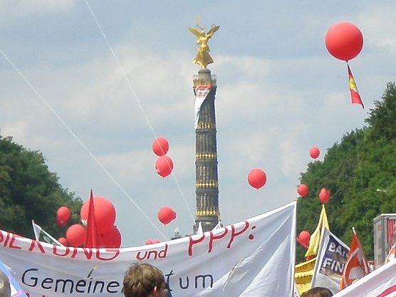 &Icirc;n Berlin demonstriert (Foto: Buntfu&szlig;)