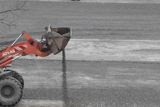 Ausbesserungsarbeiten auf dem August-Bebel-Platz (Foto: Peter Blei)