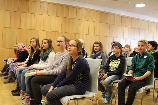 Die Wahl ist der Jury schwer gefallen, am Ende gewinnt Emily Weihrauch vom Herder Gymnasium den 57. Vorlesewettbewerb in Nordhausen (Foto: Angelo Glashagel)