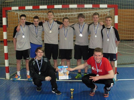 Franz Holznagel, Lukas Stolze, Lukas Henning, Yannik Hund, Hannes Poppendick, Maximilian Hund, Pascal Feuerstein; vorne: Christopher Orth und Luca Sch&uuml;ler (Foto: Werner H&uuml;tcher)