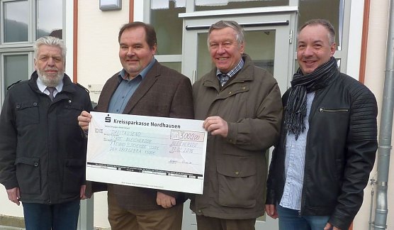 Scheck&uuml;bergabe der Jagdgenossenschaft Bleicherode an Ortsteilb&uuml;rgermeister von Obergebra Herrn Frank Saalbach (Foto: Martina Ernst)