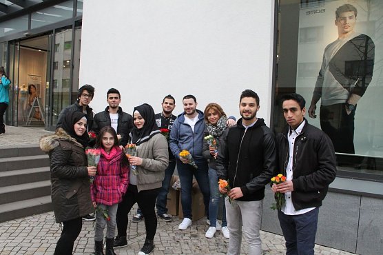 Amr, Khalil, Abdel Raman, Mohammed, Muhammed Yussef, Fatimah, Elham, Rasna, Amon und Samir wollten vor der Nordh&auml;user Marktpassage (Foto: Angelo Glashagel)
