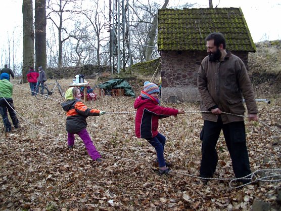 Bevor Ritter Rost auf dem Ilfelder Burgberg Geburtstag feiern kann ist noch viel zu tun (Foto: Ulrike Tuschy)