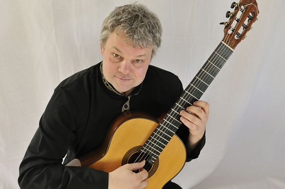 Gitarrist Roger Tristao Adao wird demn&auml;chst wieder auf dem Heringer Schloss aufspielen (Foto: Schloss Heringen)