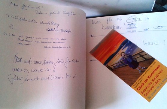 gl&uuml;ckliche G&auml;ste im Nordh&auml;user Kunsthaus dank Cartoonausstellung (Foto: Kunsthaus Meyenburg)