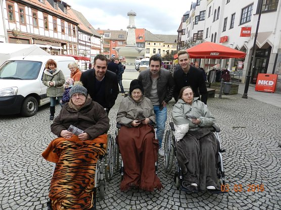 Popgruppe besuchte Bleicher&ouml;der Wochenmarkt (Foto: Stefan Peter)