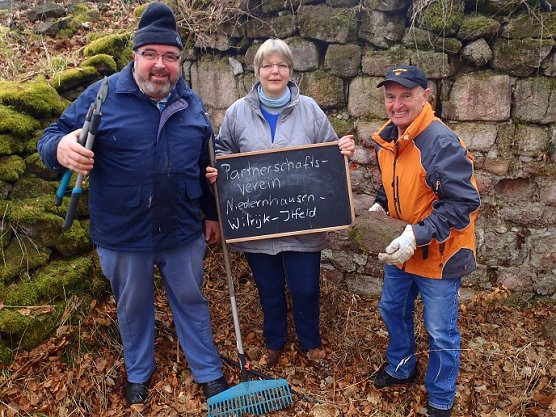 Voller Arbeitseinsatz &uuml;ber Ilfeld - gut 40 Personen waren heute auf dem Burgberg &uuml;ber der Stadt aktiv (Foto: Kathleen Hahnemann)