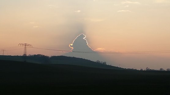 Brennende Wolken am Nordh&auml;user Himmel (Foto: Dirk Schwarze Werther )