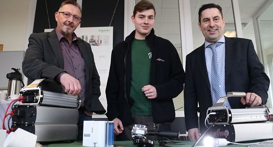 Olaf M&uuml;ller, Azubi Konstantin M&uuml;ller und Axsol Gesch&auml;ftsf&uuml;hrer Jochen Zinnecker (Foto: Angelo Glashagel)