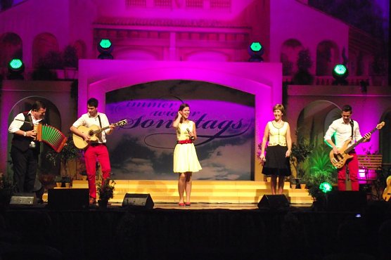 Auch auf der B&uuml;hne stand Melanie Oesch&acute;s im Mittelpunkt (Foto: Kurt Frank)