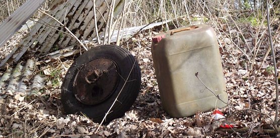 Hier liegt der M&uuml;ll in der Landschaft (Foto: Kurt Frank)