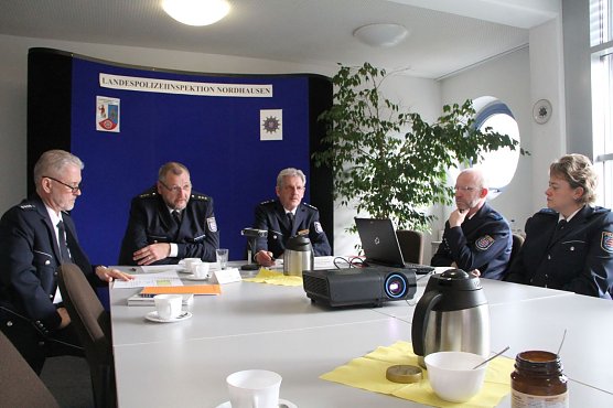Polizeidirektor Michael K&ouml;ster (2 v.l.) erl&auml;uterte am Nachmittag die Verkehrsunfallstatistik f&uuml;r das Jahr 2015 (Foto: Angelo Glashagel)