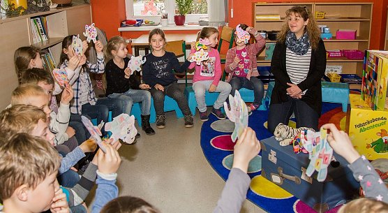Frau Wiegleb und Klasse 1b weihen die neue Schreibwerkstatt ein (Foto: privat)