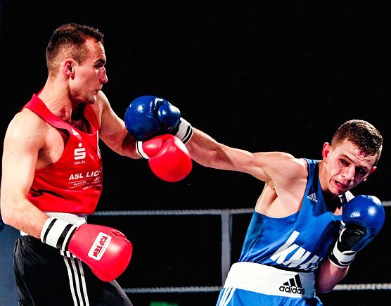 Schon im Hinkampf in der Ballspielhalle stand der Nordh&auml;user Radomir Obrusniak (blaues Dress) dem Babelsberger Atdhe Gashi gegen&uuml;ber. Die selbe Kampfpaarung wird am 2. April erwartet, wenn es zum Showdon um den Meistertitel kommt. (Foto: Ch. Keil)