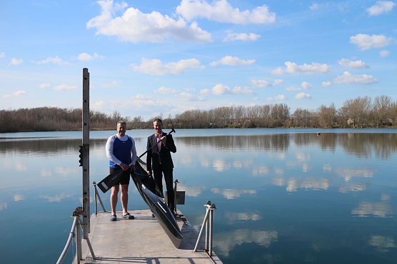 Ohne die Unterst&uuml;tzung des Kreissportbundes w&auml;re es nichts geworden - Olaf Ostwald und KSB Chef Andreas Meyer weihten das Carbon-Kanu ein (Foto: Angelo Glashagel)