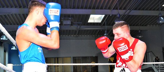 Enge Duelle, bisher noch zugunsten der Babelsberger, wie hier zwischen Radomir Obrusniak (NSV) und Atdhe Gashi (Babelsberg) (Foto: Johann Reinhardt)