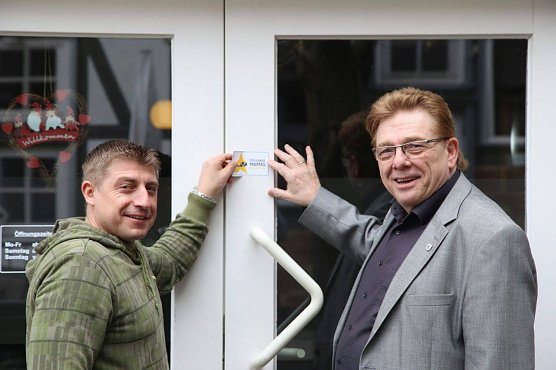 Einen "stillenden Stern" &uuml;berbrachte der Abgeordnete Siegfried Gentele dem Caf&eacute; Barfuss (Foto: Ren&eacute; Casta)