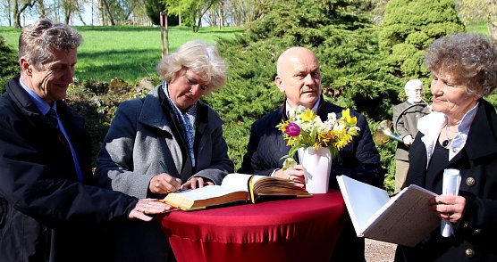 Eintrag in das Goldene Buch (Foto: Presse Stadtverwaltung)