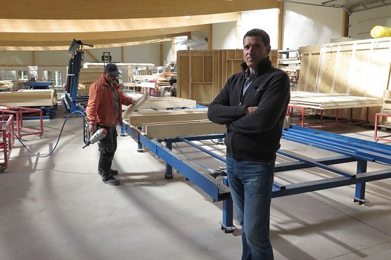 Herschelmann in der Fertigungshalle (Foto: NUV)