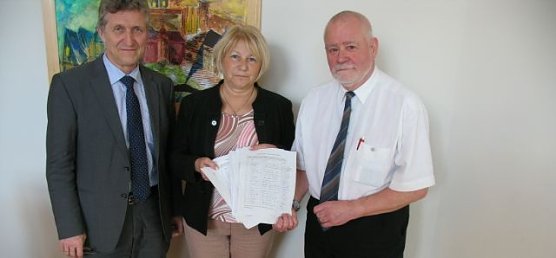 Antrag &uuml;bergeben (Foto: Stadt Nordhausen)