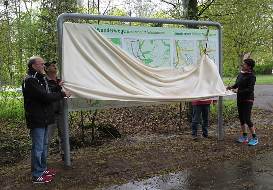 Tafel enth&uuml;llt (Foto: nnz)