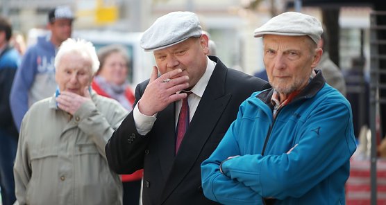 Mann mit Zigarette verwickelte den Redner in ein Gespr&auml;ch (Foto: nnz)