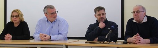 B&uuml;rgermeisterin Jutta Krauth bei einer Pressekonferenz nach dem Erdfall im Februar dieses Jahres (Foto: nnz)