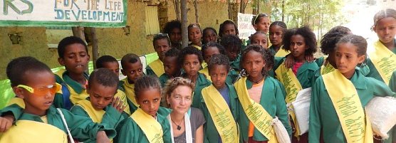 Katrin Cieslak aus Nordhausen mit einer Schulklasse in Degamba. (Foto: privat)