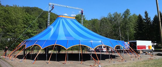 Endlich da - Das Zappelini Zelt wird zur Stunde aufgebaut (Foto: Angelo Glashagel)