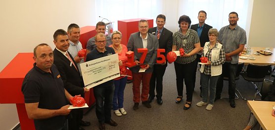 10 von 52 gl&uuml;cklichen Gewinnern - rund 91.000 Euro gingen anl&auml;sslich des gro&szlig;en Vereinsvotings der Kreissparkasse an Vereine aus dem gesamten Landkreis (Foto: Angelo Glashagel)