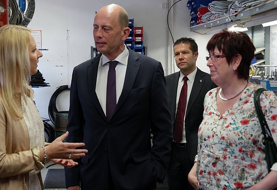 Carina Schmidt (links) im Gespr&auml;ch mit Wolfgang Tiefensee (Foto: nnz)