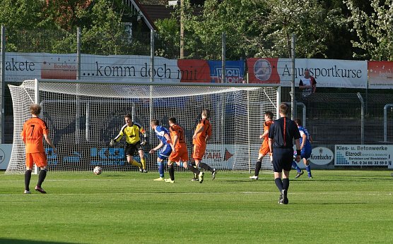 Einer der wenigen B&auml;lle, die in Richtung Eintrachttor kamen (Foto: nnz)