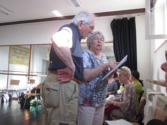 Mimen unter sich, 172 Lebensjahre fachsimpeln (Elsa und Martin) in der Pause (Foto: Evelyn Lange) Mimen unter sich, 172 Lebensjahre fachsimpeln (Elsa und Martin) in der Pause (Foto: Evelyn Lange)
