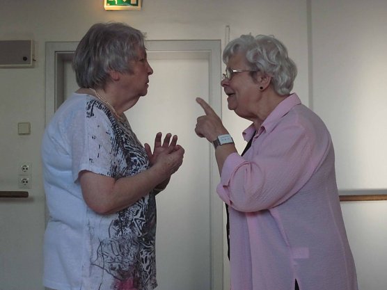 Siehste, nun redest du doch übers Wetter, schimpft Margot (re.) mit Elsa (Foto: Evelyn Lange) Siehste, nun redest du doch übers Wetter, schimpft Margot (re.) mit Elsa (Foto: Evelyn Lange)