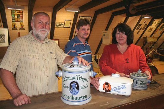 Volker Kohl, Paul-Ludwig Schierholz und Karola Jacobi vom F&ouml;rderverein Tabakspeicher (Foto: Hellberg)