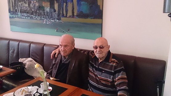 Udo (links) und Kurt Schwarz beim Plausch (Foto: privat)