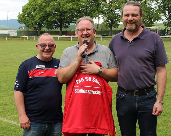 Walter Weber bekam ein FSG-Shirt mit Aufschrift Stadionsprecher &uuml;berreicht und Klaus Pfand wurde zum 80. gratuliert (Foto: S. Lutze)