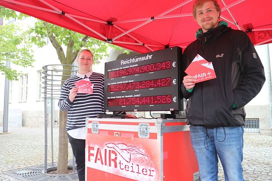 DGB Aktion auf dem Rathausplatz - wir brauchen die Gleichbesteuerung f&uuml;r alle (Foto: Angelo Glashagel)